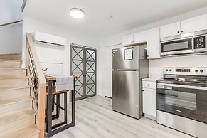 Walk to Shops & Eats: Dtwn Columbus Gem w/ Balcony