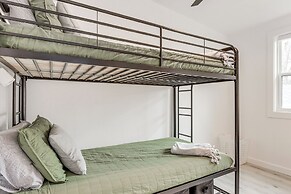 Walk to Shops & Eats: Dtwn Columbus Gem w/ Balcony