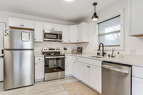 Walk to Shops & Eats: Dtwn Columbus Gem w/ Balcony