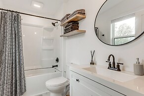 Walk to Shops & Eats: Dtwn Columbus Gem w/ Balcony