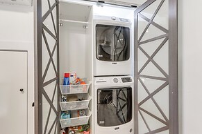 Walk to Shops & Eats: Dtwn Columbus Gem w/ Balcony