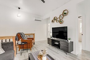 Walk to Shops & Eats: Dtwn Columbus Gem w/ Balcony