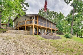 Truman Lake Retreat: Large Deck & On-site Fishing!
