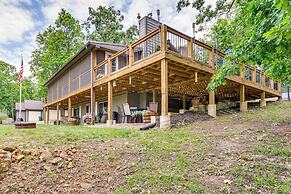 Truman Lake Retreat: Large Deck & On-site Fishing!