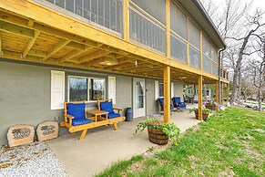 Truman Lake Retreat: Large Deck & On-site Fishing!