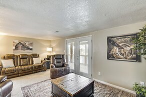 Truman Lake Retreat: Large Deck & On-site Fishing!
