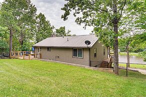 Truman Lake Retreat: Large Deck & On-site Fishing!