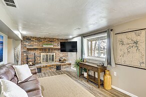 Truman Lake Retreat: Large Deck & On-site Fishing!