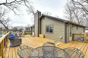 Truman Lake Retreat: Large Deck & On-site Fishing!