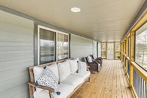Truman Lake Retreat: Large Deck & On-site Fishing!
