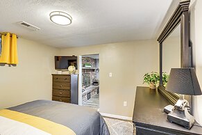 Truman Lake Retreat: Large Deck & On-site Fishing!