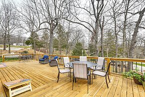 Truman Lake Retreat: Large Deck & On-site Fishing!