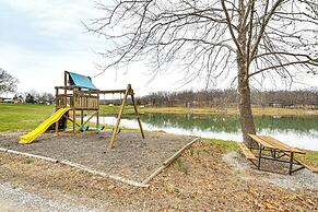 Truman Lake Retreat: Large Deck & On-site Fishing!