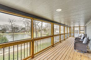 Truman Lake Retreat: Large Deck & On-site Fishing!