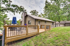 Truman Lake Retreat: Large Deck & On-site Fishing!