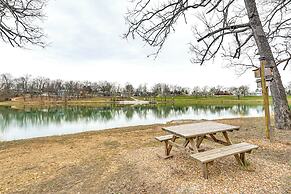 Truman Lake Retreat: Large Deck & On-site Fishing!