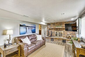 Truman Lake Retreat: Large Deck & On-site Fishing!