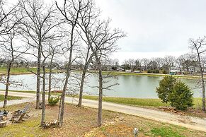 Truman Lake Retreat: Large Deck & On-site Fishing!