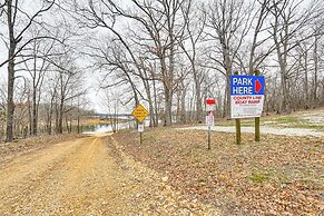 Truman Lake Retreat: Large Deck & On-site Fishing!
