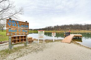 Truman Lake Retreat: Large Deck & On-site Fishing!