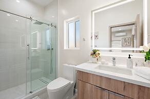 Modern Private Home w Full Kitchen Parking