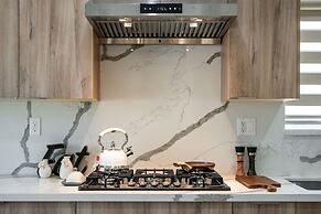 Modern Private Home w Full Kitchen Parking