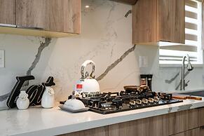 Modern Private Home w Full Kitchen Parking