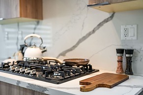 Modern Private Home w Full Kitchen Parking