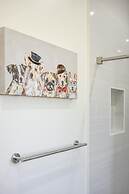 Modern Private Home w Full Kitchen Parking