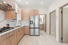 Modern Private Home w Full Kitchen Parking