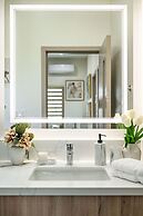 Modern Private Home w Full Kitchen Parking