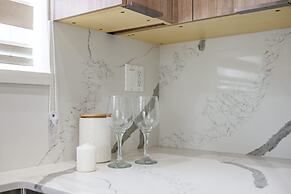 Modern Private Home w Full Kitchen Parking