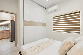 Modern Private Home w Full Kitchen Parking
