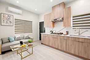 Modern Private Home w Full Kitchen Parking