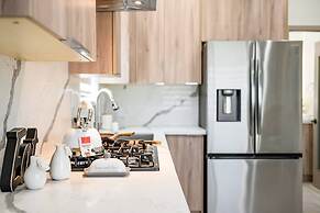 Modern Private Home w Full Kitchen Parking