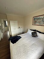 3 Bedrooms - 6 Guests - Parking - Fireplace - Bbq