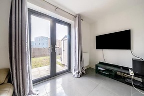 Lakeview House - Sleeps 6, Garden & Free Parking