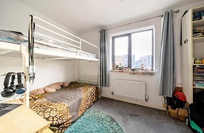 Lakeview House - Sleeps 6, Garden & Free Parking