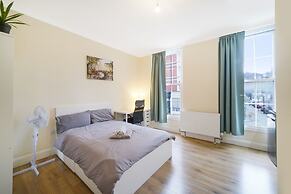 Chic London Apartment in Prime Location