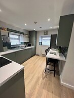 Monthly Stay 3 bed Bike Store Contractors
