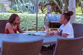 Spacious 4-bedroom with a pool