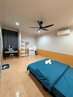 Comfy Tok Sira Home Kuantan 5 BR