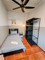 Comfy Tok Sira Home Kuantan 5 BR