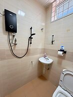 Comfy Tok Sira Home Kuantan 5 BR