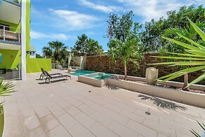 Luxury Cairns Stay with Pool and BBQ