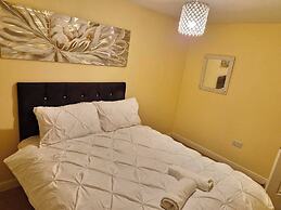 Family-friendly 3BR - Parking, London Access