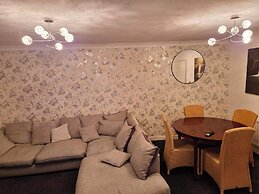 Family-friendly 3BR - Parking, London Access