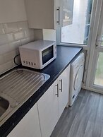 Gillingham 4-bed Stay - Wifi, Parking, Ldn Access