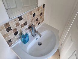 Gillingham 4-bed Stay - Wifi, Parking, Ldn Access