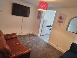 Gillingham 4-bed Stay - Wifi, Parking, Ldn Access